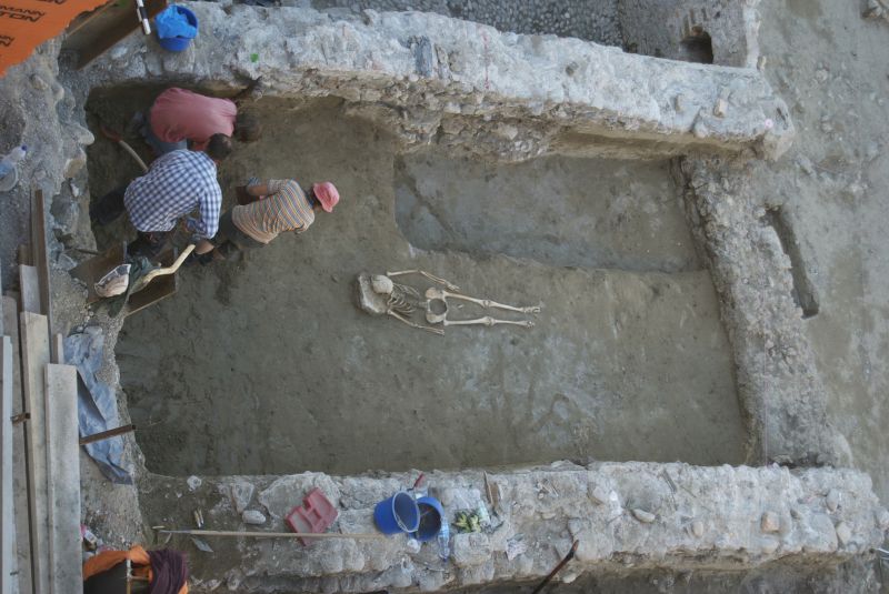 Datei:Grabung Fletzingerareal BayLfD.jpg