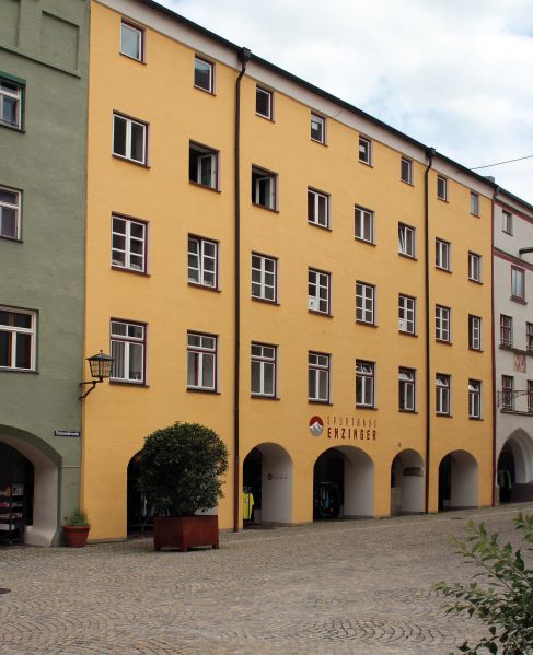 Datei:02 heute Mo Enzinger.jpg