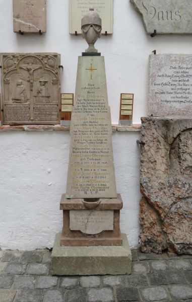 Datei:Grabdenkmal, Nr. 167 Treleano Gesamtansicht..jpg