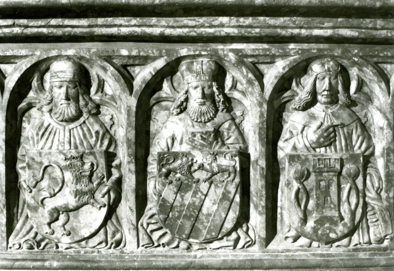 Datei:Detail Stiftergrab Attel.jpg