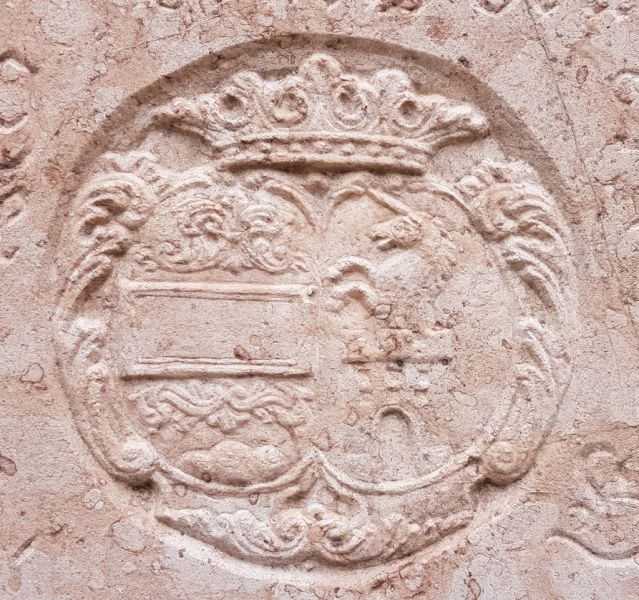 Datei:Grabstein Nr. 6 Pichler Wappen.jpg