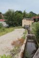 Blick entlang des Mühlkanals (Mühlbach) zur ehemaligen Walchmühle, Juli 2022. Das Foto entstand in Höhe des 2022 abgerissenen ehemaligen Bleich- und Wäschereigebäudes am Steinmühlweg 1.