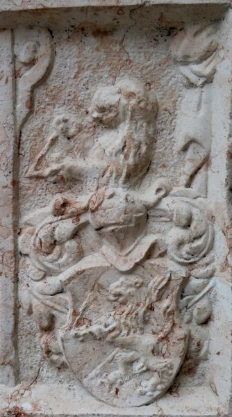 Datei:04 Grabdenkmal, Nr. 4 Wappen.JPG