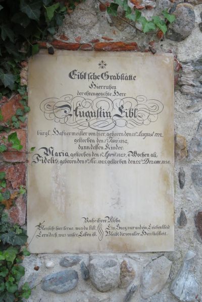 Datei:Grabdenkmal, Nr. 135 Eibl Gesamtansicht..jpg